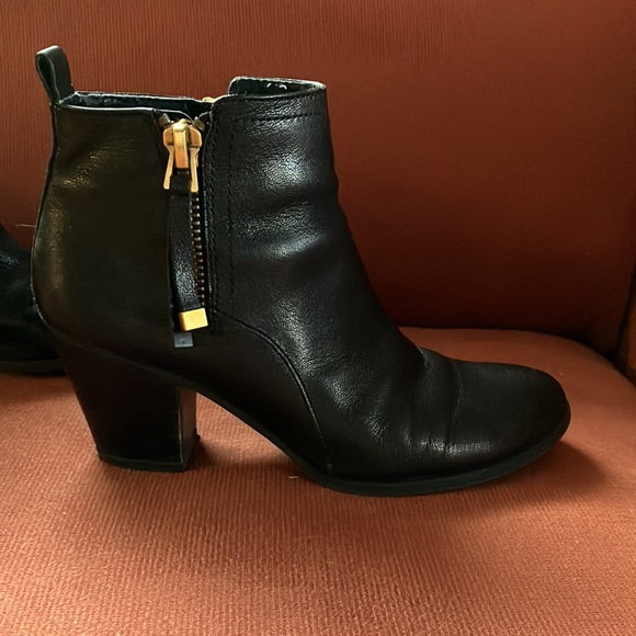 Black leather boots with gold zipper detail - Picture 3 of 6